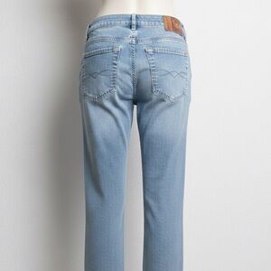 LEI Women’s Blue Light Wash Capri Jeans